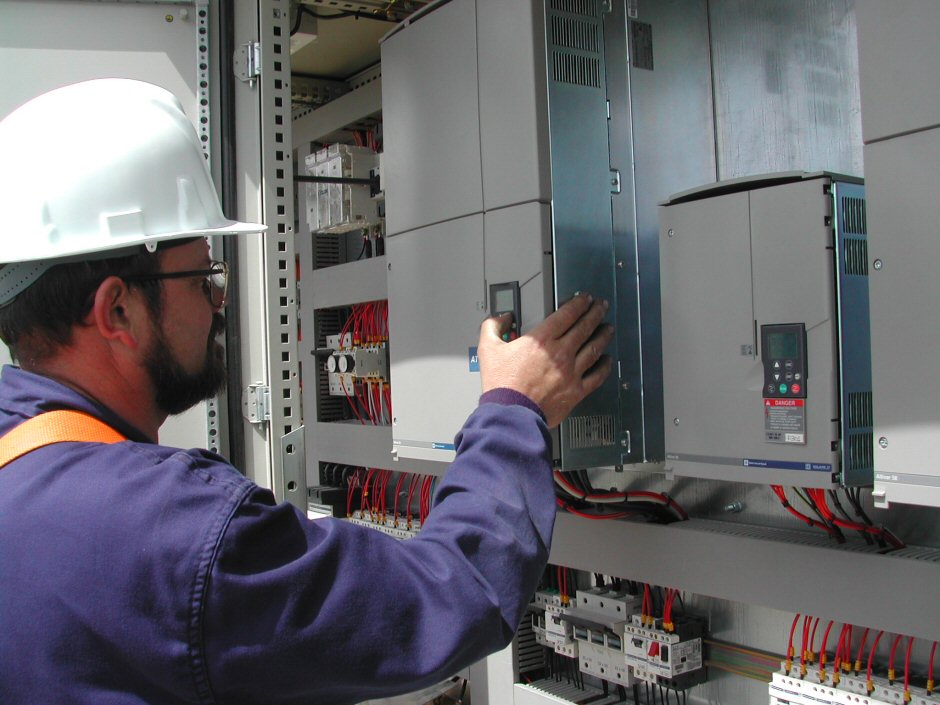 Técnico realizando mantenimiento eléctrico